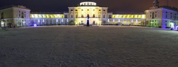 Ночной вид на Павловский дворец зимой 2014 года — стоковое фото