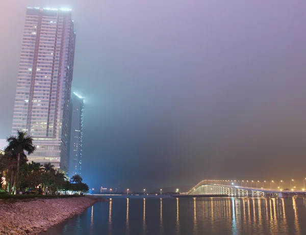 Brug naar taipa in macao bij nacht mist — Stockfoto