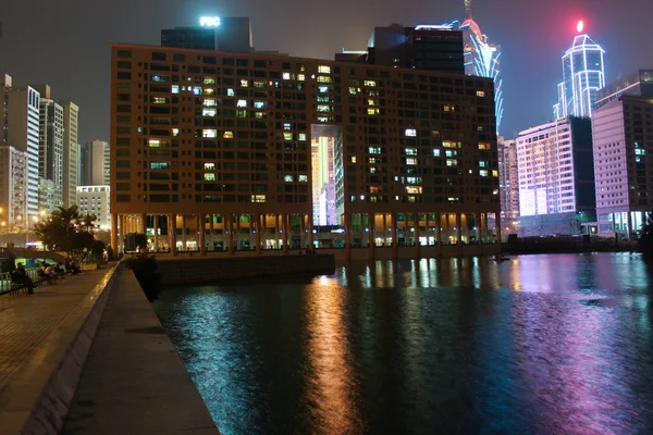 Macau büyük deliği olan bina, gece — Stok fotoğraf