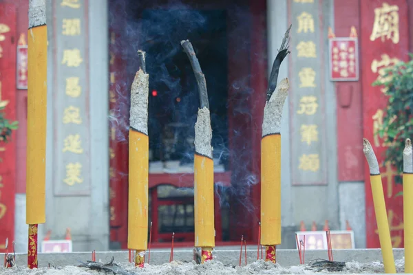 Smeulende chinese kaarsen op tam kungtemple — Stockfoto