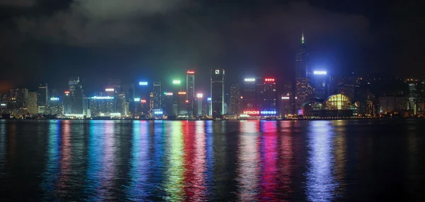 在夜间从九龙香港岛的全景 — 图库照片