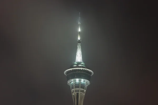 Top van Macau tower's nachts — Stockfoto