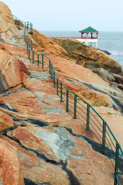 Sposób na chiński pergolą nad morzem wybrzeże w Makao — Zdjęcie stockowe