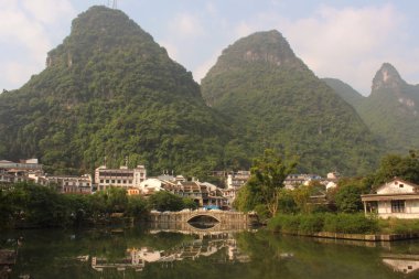 yeşil tepelerin ve yangshuo içinde köprü görünümü