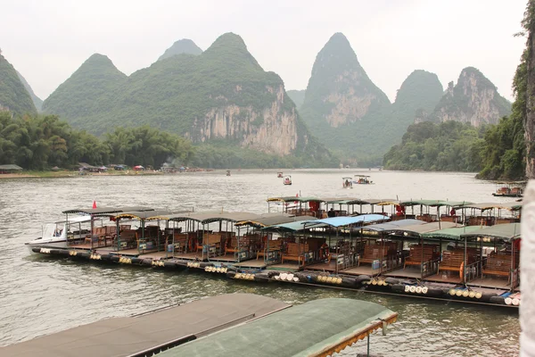 yangshuo yulong Nehri üzerinde tekne istasyonu