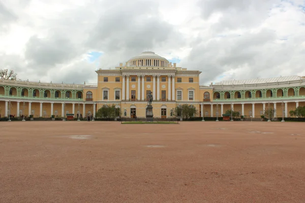 Pavlovsk Sarayı ve anıt pavel ilk