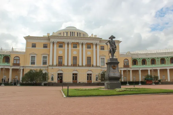 Pavlovsk pałacu i pomnik pavel pierwszy — Zdjęcie stockowe