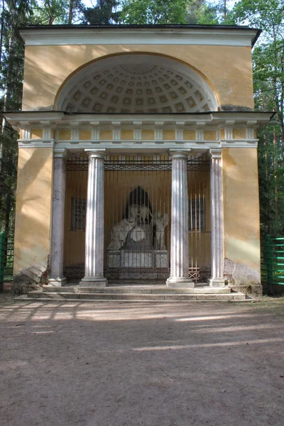 Памятник родителям в Павловске — стоковое фото