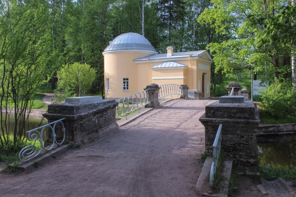 Cold tower and the bridge of centaurs in Pavlovsk — Stock Photo, Image