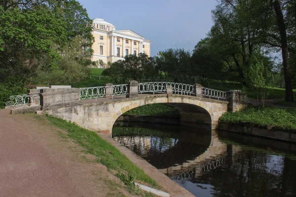 Puente de los centauros y Palacio de Pavlovsk — Foto de Stock