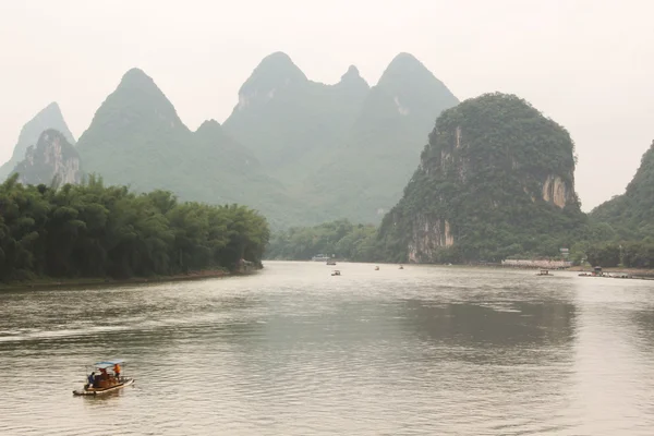 Deriva del barco en el río Yulong, Yangshuo, Guilin, China —  Fotos de Stock