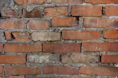 Eski harap olmuş kırmızı tuğla duvar.