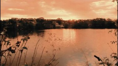 Manzara. Gölün üzerinde gün doğumu