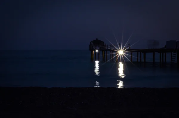 Meri yöllä — kuvapankkivalokuva
