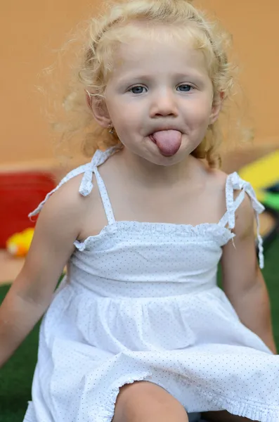 Niño disparando lengua fuera — Foto de Stock