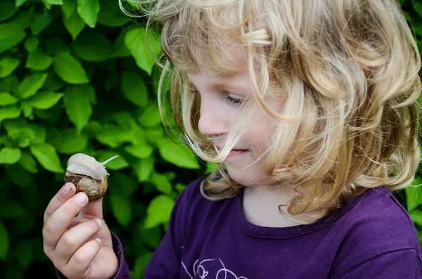 Child and a snail — Stock Photo, Image