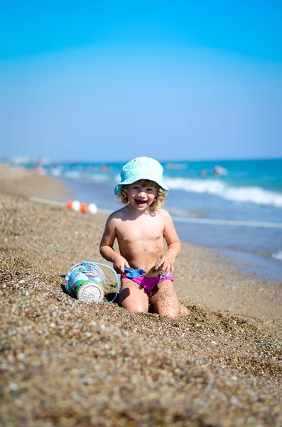 Meisje op het strand — Stockfoto