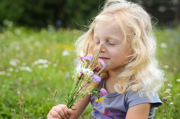 Chica con flores — Foto de Stock