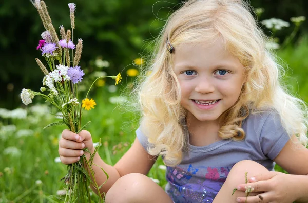 Menina com flores — Fotografia de Stock