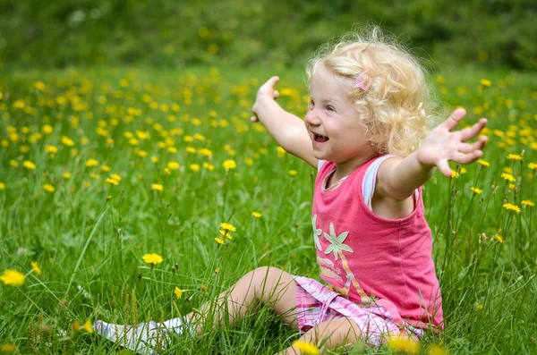 Criança loira em uma grama — Fotografia de Stock