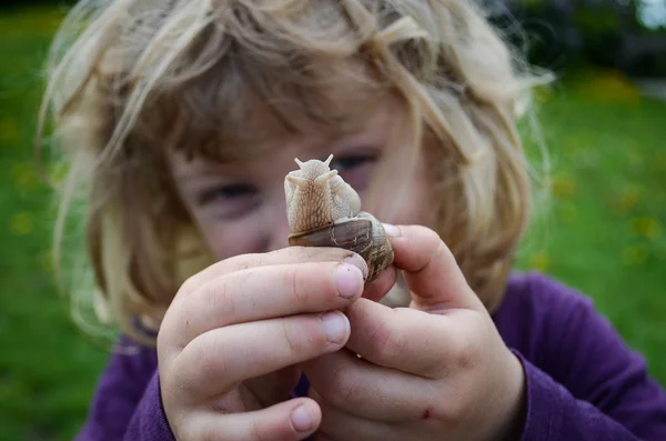 Child and a snail — Stock Photo, Image