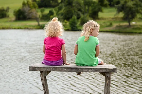 Bambini seduti sulla panchina — Foto Stock