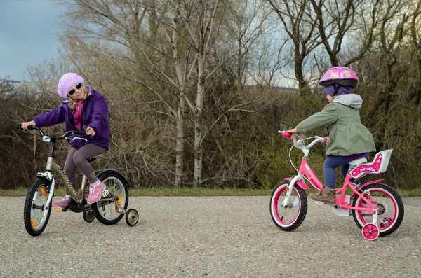 Menina em uma bicicleta — Fotografia de Stock