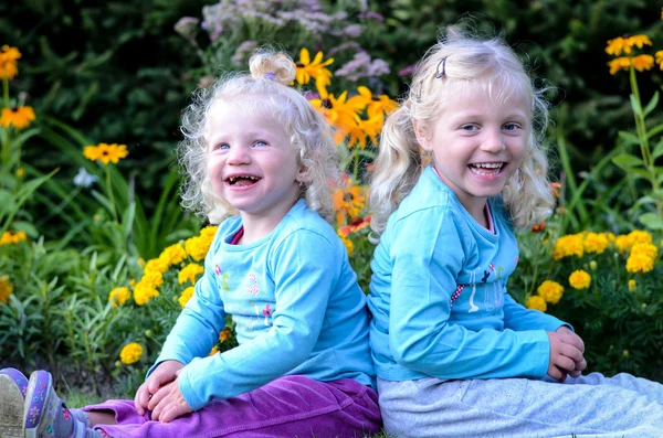 Blond kinderen lachen — Stockfoto