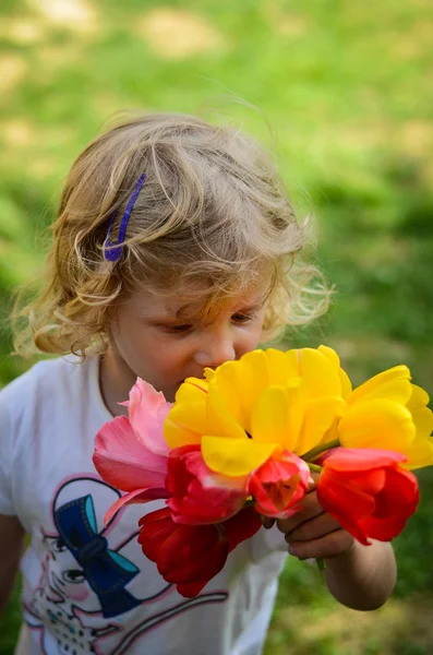 Kind mit Tulpen — Stockfoto