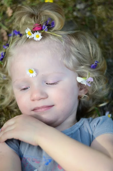 Girl lying on the grass — Stock Photo, Image