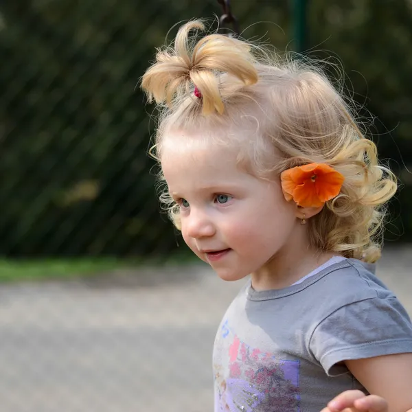 オレンジ色の花を持つ少女 — ストック写真