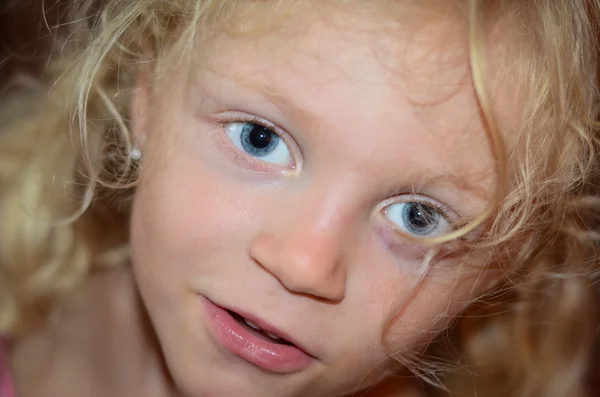 Menina com grandes olhos azuis — Fotografia de Stock