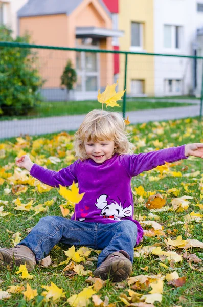 Yapraklar sonbaharda atan kız — Stok fotoğraf