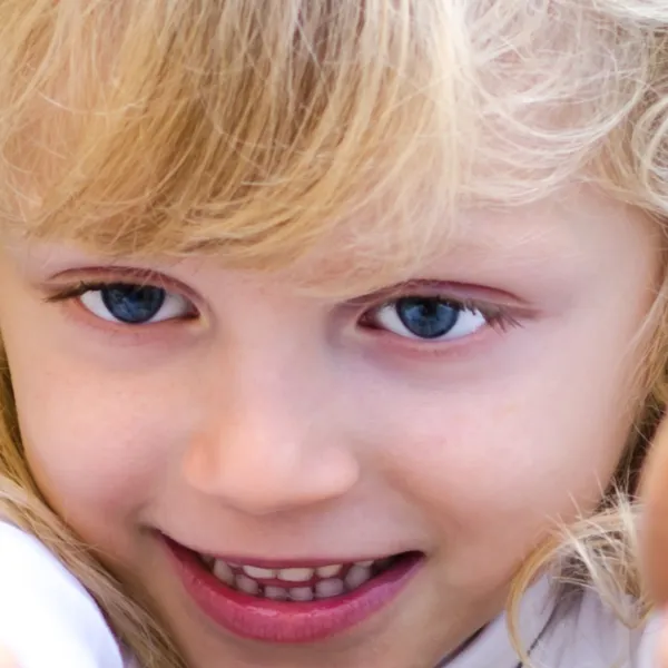 Child with beautiful big blue eyes — Stock Photo, Image