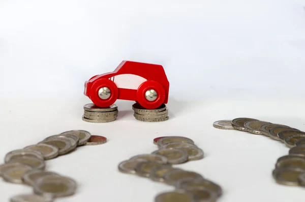 Монеты и автомобиль — стоковое фото