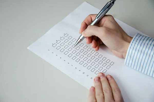 Filling a questionnaire — Stock Photo, Image