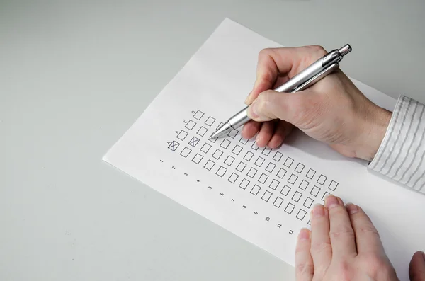 Filling a questionnaire — Stock Photo, Image