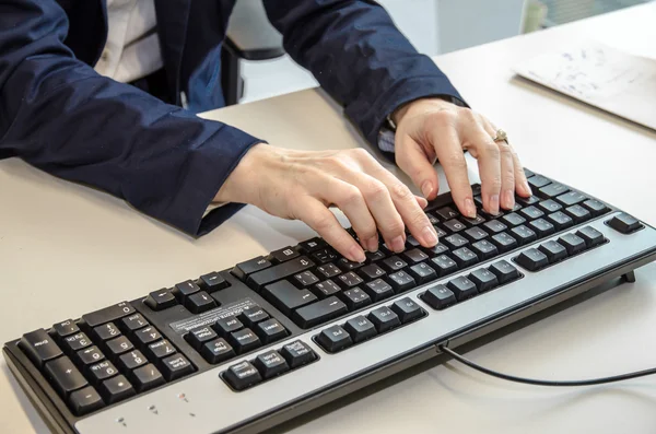 Hände auf der Tastatur — Stockfoto