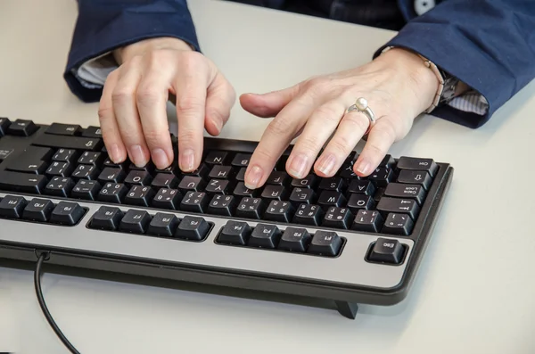 Mani sulla tastiera — Foto Stock