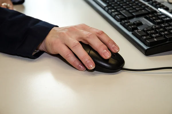 Mani sul mouse e sulla tastiera — Foto Stock