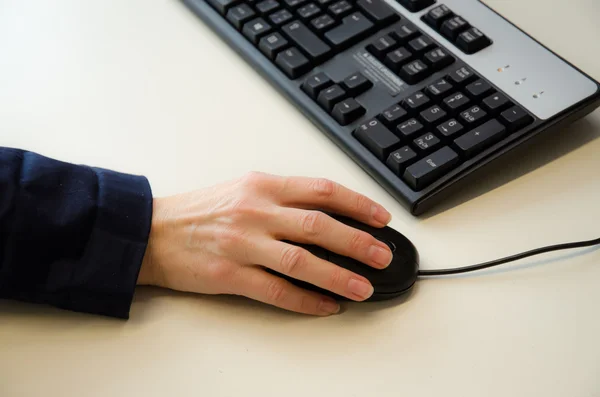 Руки на мышь и клавиатуру — стоковое фото