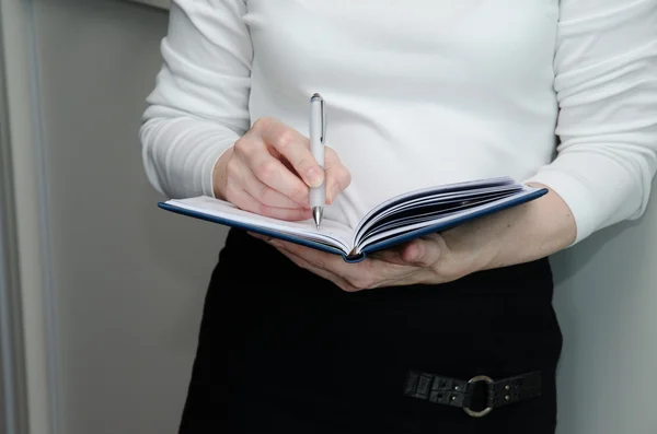 Mano con pluma y diario — Foto de Stock