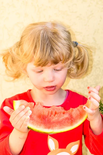 スイカを食べる女の子 — ストック写真