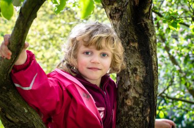 Dışarıda sarışın kız