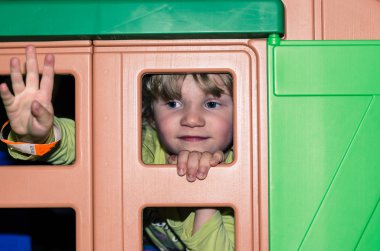 alt penceresinin arkasına