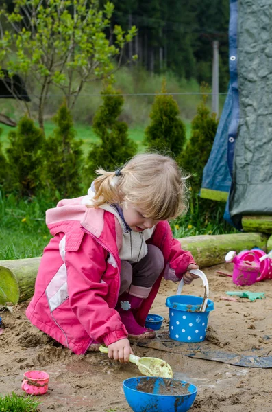 Kind auf dem Spielplatz — Stockfoto