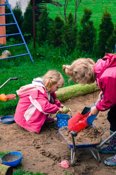 Enfants sur l'aire de jeux — Photo