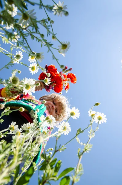 Bambino sul prato di fiori — Foto Stock