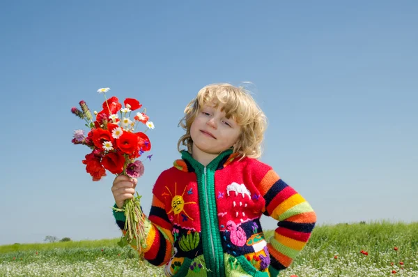 Dítě na květinová louka — Stock fotografie