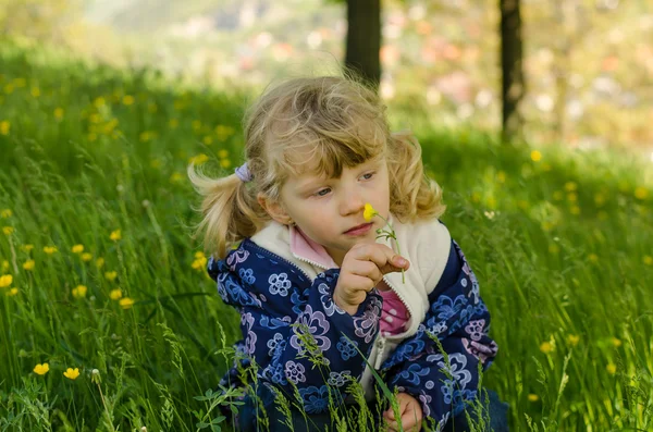Chica con flor — Foto de Stock